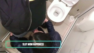 Putain de milf dans les toilettes publiques