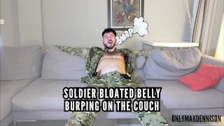 Солдат с раздутым животом отрыгивает на диване