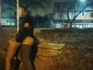 Menina Aparecendo Nua Na Rua Fodendo Em Voyeurs Públicos e Pega Pela Polícia