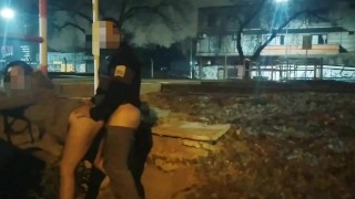 menina aparecendo nua na rua fodendo em voyeurs públicos e pega pela polícia