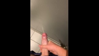 穿着制服的姜在休息