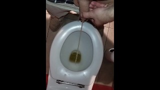 Jeune femme pisse dans les toilettes publiques d’un Burger King | 18 ans