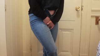 Orina desesperada en jeans mientras espera el baño