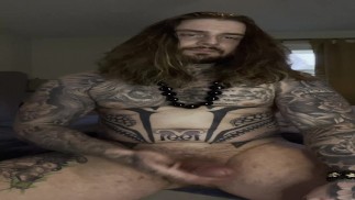 彼の9インチのモンスターコックであなたをからかう長い髪の入れ墨された男