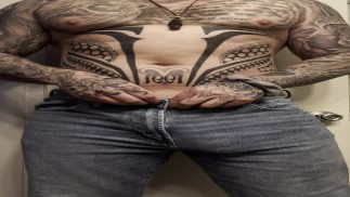 Un jock étudiant décompresse son pantalon et joue avec sa bite monstrueuse