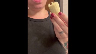 BBW stiefmoeder MILF eet zuigt en deepthroat een banaan