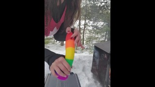 Coole, freche Lehrerin reitet ihr Spielzeug draußen auf einer Kühlbox