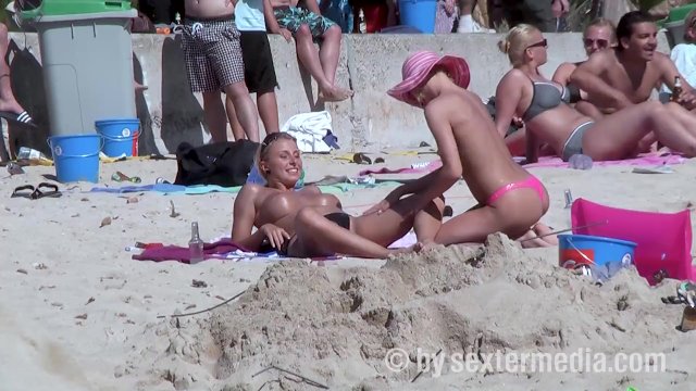 Voyeur am Strand lesben machen Sex ganz ungeniert in der Öffentlichkeit