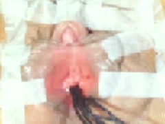 クリトリスを吸引したり、針を刺したり、バイブで責めたり、尿道を綿棒で遊んだり…♪ 4/16