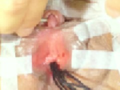 クリトリスを吸引したり、針を刺したり、バイブで責めたり、尿道を綿棒で遊んだり…♪ 6/16