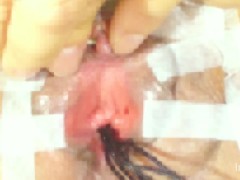 クリトリスを吸引したり、針を刺したり、バイブで責めたり、尿道を綿棒で遊んだり…♪ 8/16