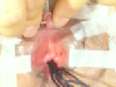 クリトリスを吸引したり、針を刺したり、バイブで責めたり、尿道を綿棒で遊んだり…♪ 9/16