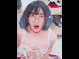 Cute Aziatische Sissy in Bodysuit En Converse