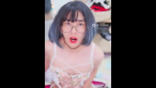 Cute Aziatische Sissy in bodysuit en Converse