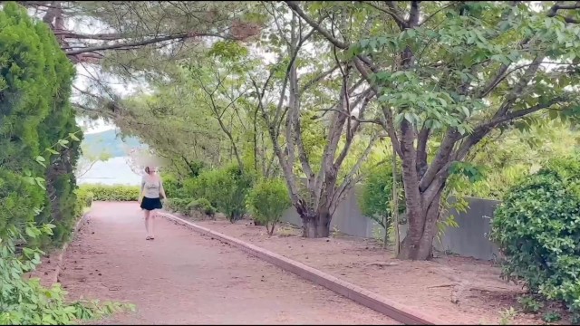 【個人撮影】野外での露出撮影中に若い男性らに視姦されながら露出オナニーする熟女！素人カップル投稿映像 - エロワールドの無料エロ動画