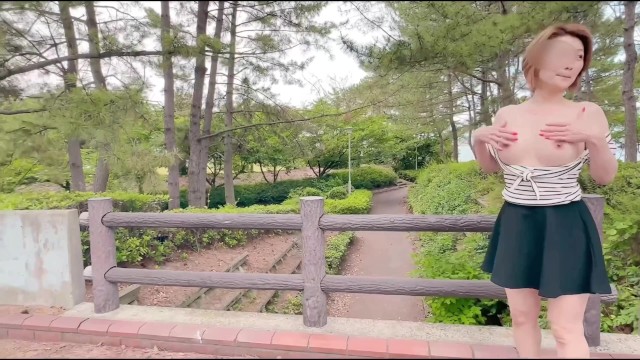 【個人撮影】野外での露出撮影中に若い男性らに視姦されながら露出オナニーする熟女！素人カップル投稿映像 - エロワールドの無料エロ動画