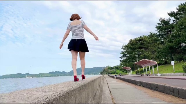 【個人撮影】野外での露出撮影中に若い男性らに視姦されながら露出オナニーする熟女！素人カップル投稿映像 - エロワールドの無料エロ動画