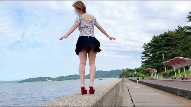 【個人撮影】野外での露出撮影中に若い男性らに視姦されながら露出オナニーする熟女！素人カップル投稿映像 - エロワールドの無料エロ動画
