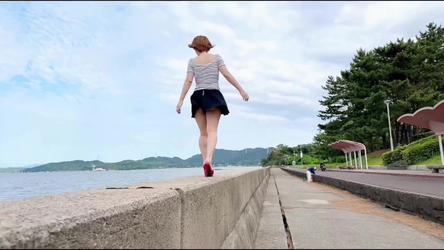 【個人撮影】野外での露出撮影中に若い男性らに視姦されながら露出オナニーする熟女！素人カップル投稿映像 - エロワールドの無料エロ動画