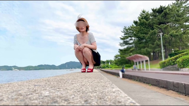 【個人撮影】野外での露出撮影中に若い男性らに視姦されながら露出オナニーする熟女！素人カップル投稿映像 - エロワールドの無料エロ動画