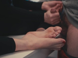 She let him worship her feet & gently jerk him off on her pretty soles