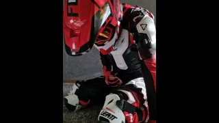 Cara de motocross se masturbando em equipamento completo