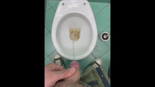 Pissen in openbare badkamer