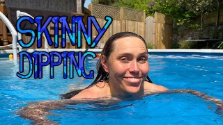 Skinny Dipping dans ma nouvelle piscine. Tellement rafraîchissant sous le soleil chaud