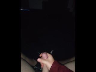 Пухлый парень, ублажает себя, сливочный в конце