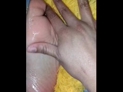 Rico masaje de pie con aceite