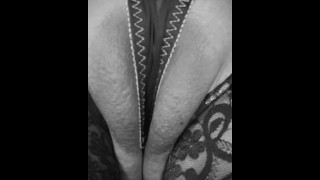 Orgasmo com lingerie em ... vídeo em preto e branco