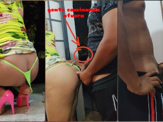 当他在敞开的门上操我的娘娘腔屁股时，我们被抓住了