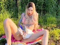 Napalona blondynka bawi się cipką na łące przy drodze