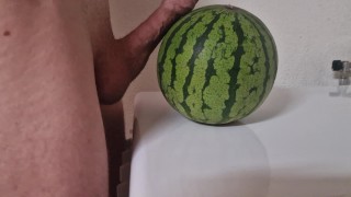 Blanke lul vs watermeloen deed de Melon klein 🤭 lijken