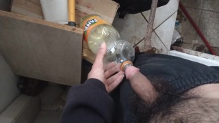 Orinando todo en una botella para dejar caer todo igual