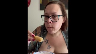 BBW belle-mère MILF foodie mange de la nourriture avec des seins dans votre POV