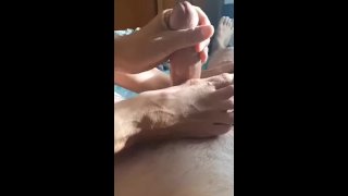 Footjob en handjob met grote cumshot