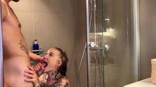 Petite hottie deepthroats in de douche voordat ze wordt geneukt