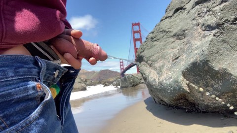 Pisser devant le Golden Gate Bridge