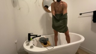 Self pisciare nella vasca da bagno