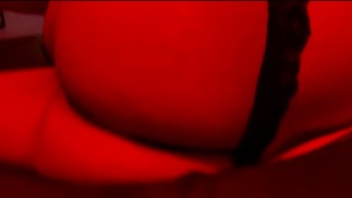 Горячая жопа глотает блестящую анальную пробку