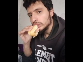 Turkse Man Voedt Met Een Sandwich 1 Jul