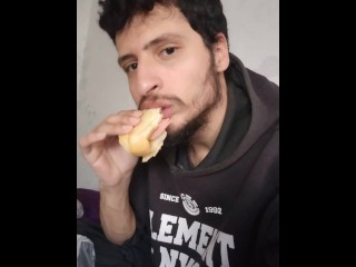 Hombre Turco Alimentando Con un Sándwich Jul 1