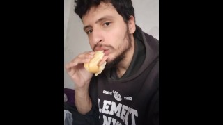 Homem turco se alimentando com um sanduíche Jul 1