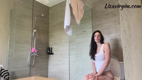 La Star Du Porno Du Matin Liza Virgin. Pisser Et Aller À L'Entraînement