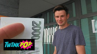 TWINKPOP - Ayuda a un Cute Guy pagar su boleto de estacionamiento para una cogida como intercambio