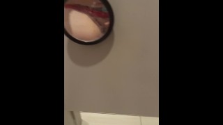 Amateur solo jacking off casi atrapado en un baño público