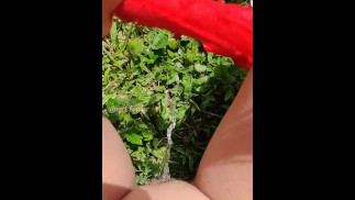 女孩在公共区域的草地上撒尿