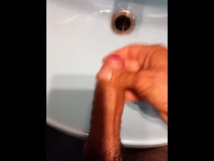 Sborro nel lavandino di mia suocera dopo aver annusato la sua biancheria