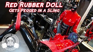 Red Rubber Doll wordt gepegged in sling - Lady Bellatrix in latex catsuit met strapon
